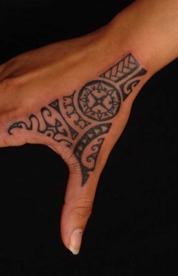  Tatouage maori, polynésien sur la main
